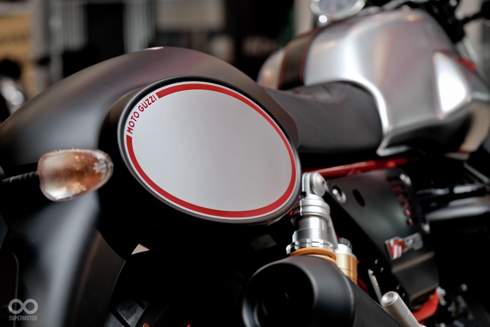 與車尾單座蓋合為一體的號碼版,霧銀的表面襯上紅色匡線更顯熱血