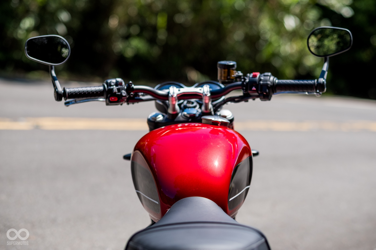 Speed Twin寬大的平把設計，比起Truxton R來得更為輕鬆舒適