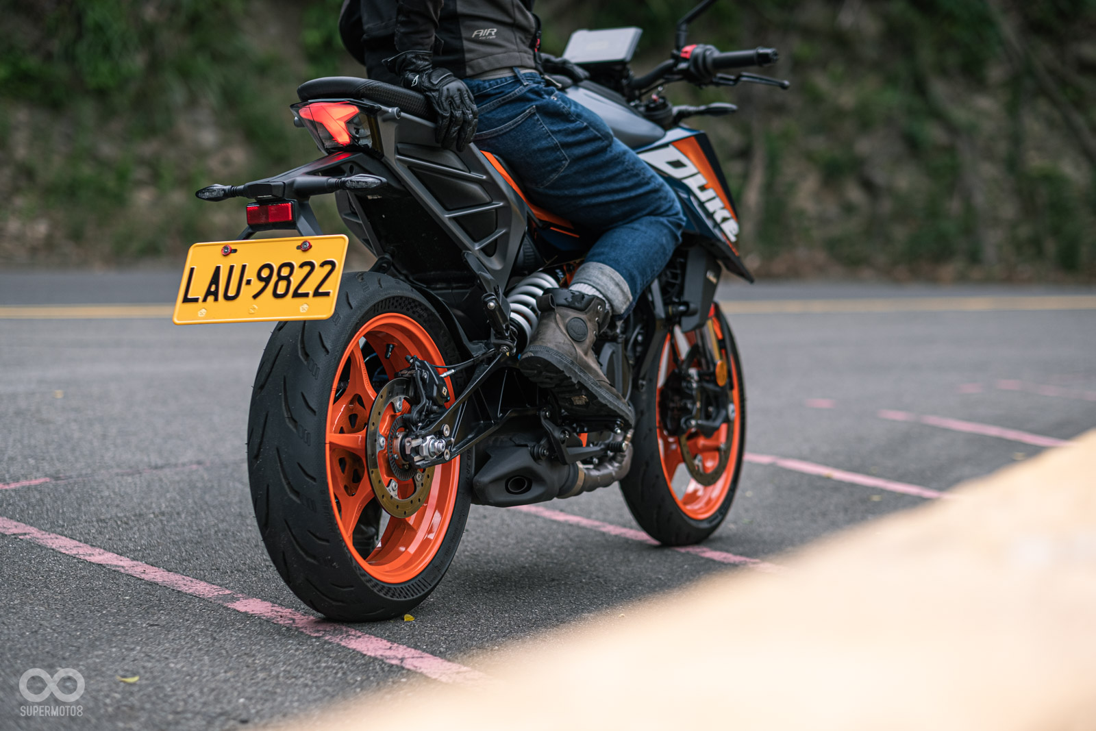 大家都說過去KTM有昆蟲頭燈,現在連副車架也有類似爬蟲類腹部的視覺效果!