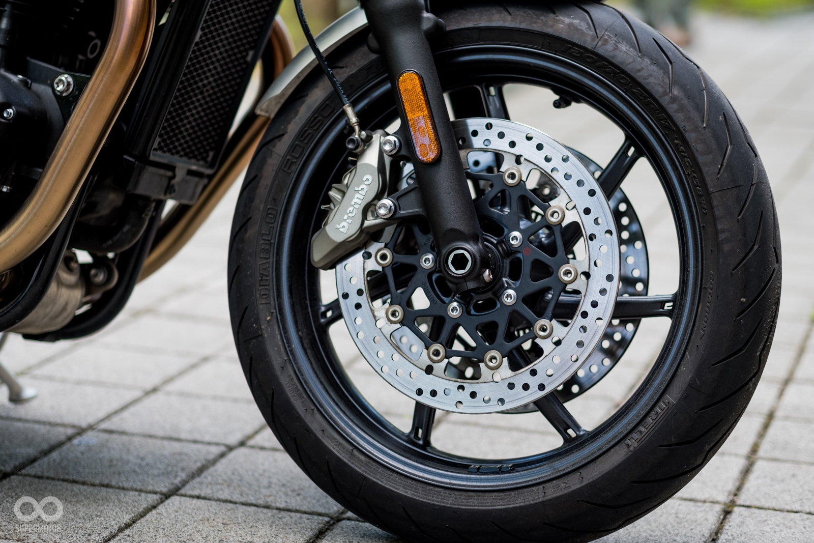 Brembo四活塞卡鉗，搭配305mm雙浮動式碟盤