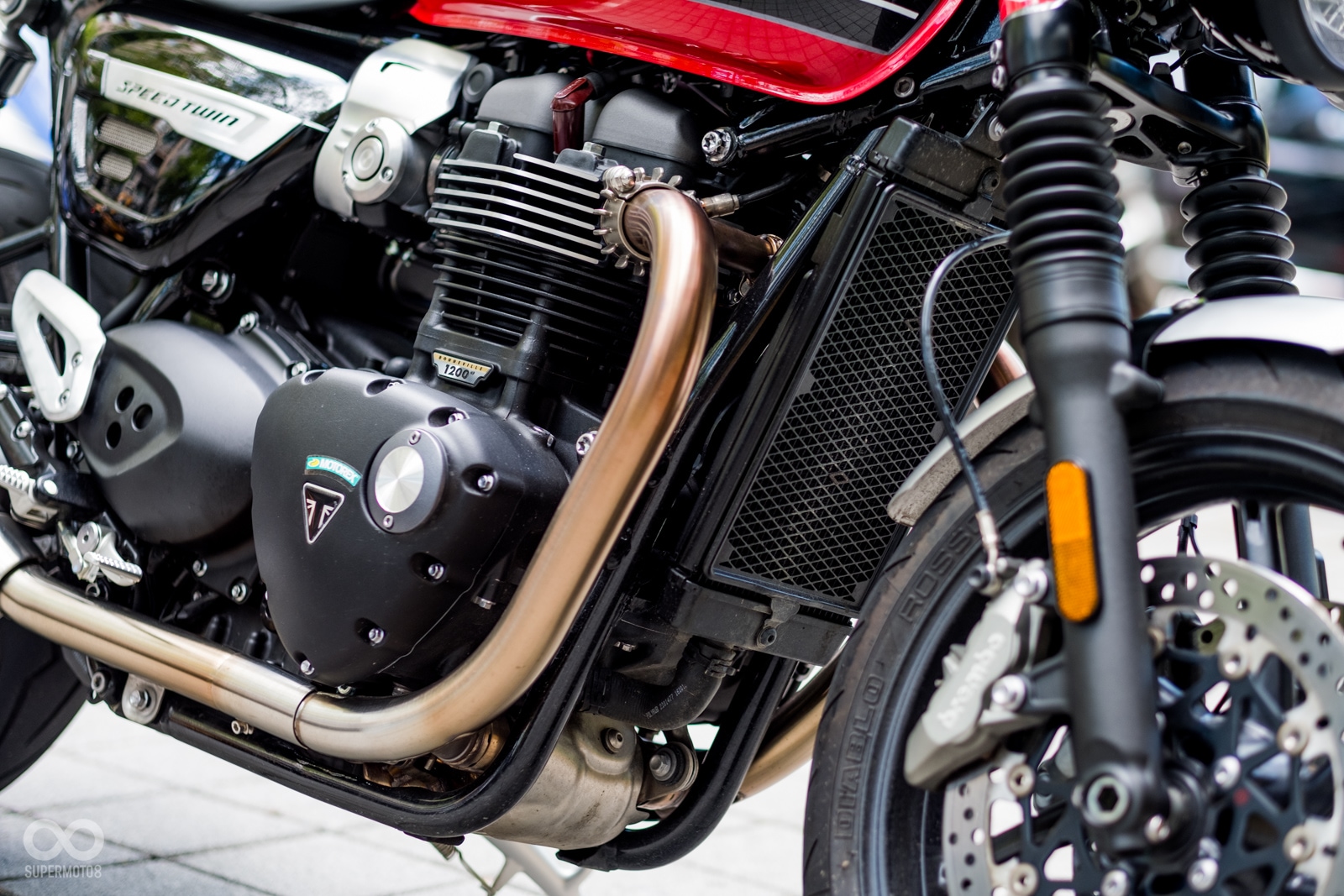 從斜前方看去，Speed Twin那具1200c.c.水冷雙缸引擎看起來相當具有份量，也讓整車視覺上看來非常的結實