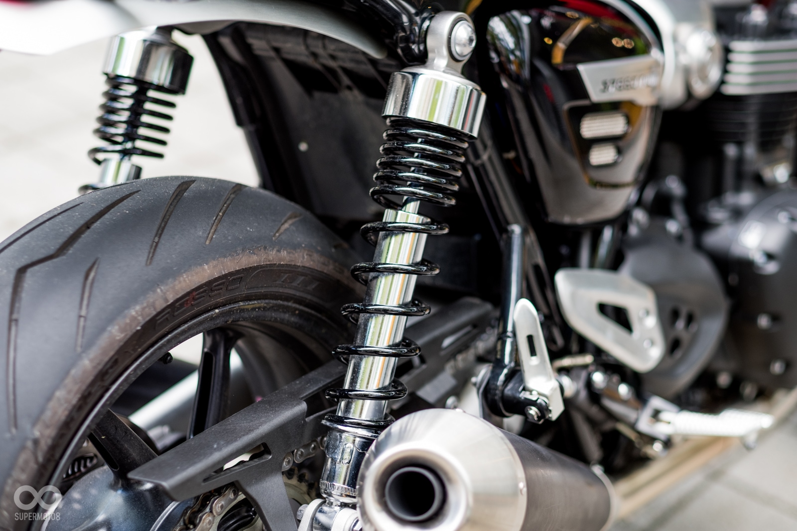 後懸吊使用KYB雙槍預載可調避震