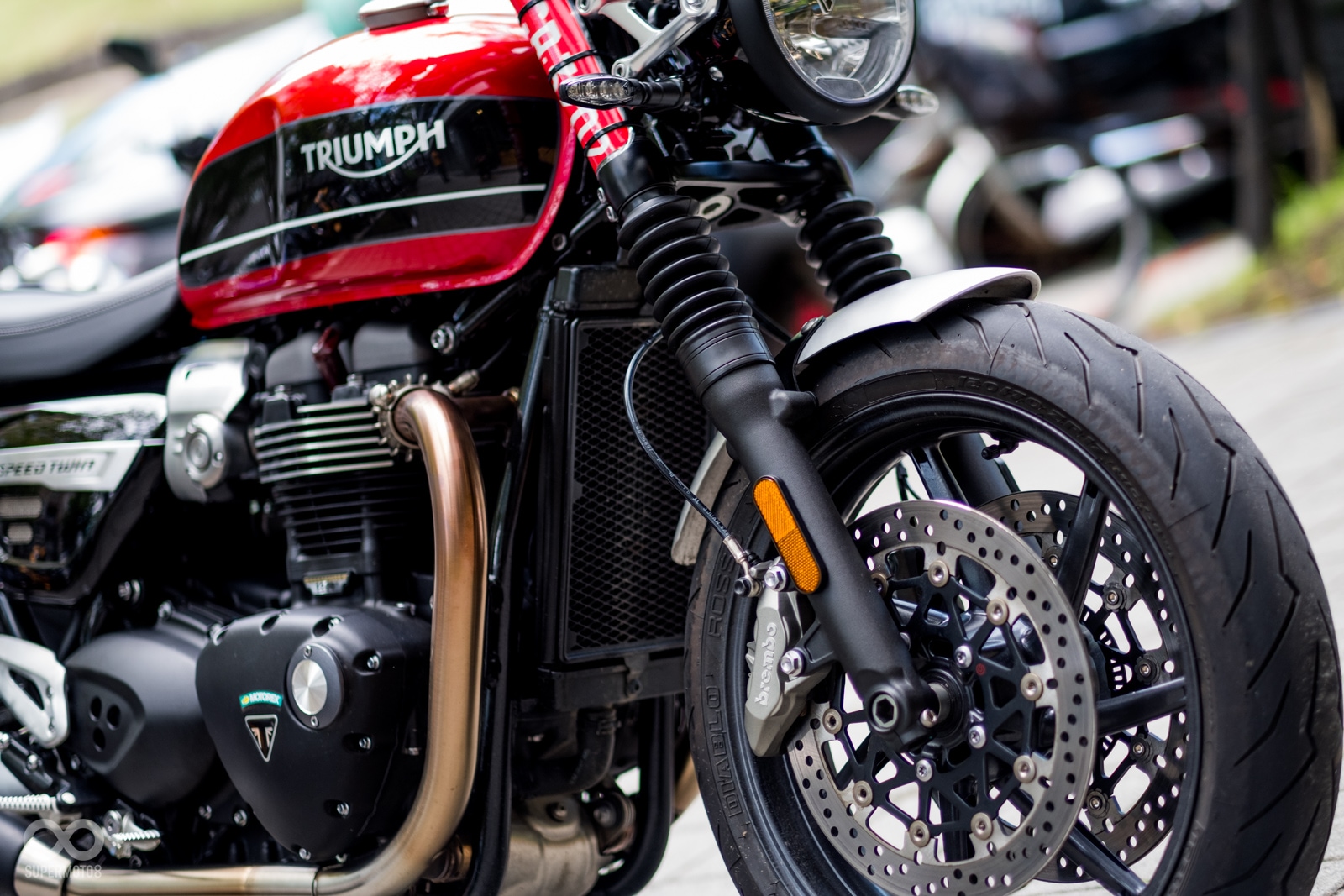 除了配備上KYB的前叉和Brembo的卡鉗之外，Speed Twin在原廠配胎部分就直接使用上Pirelli Diablo Rosso 3