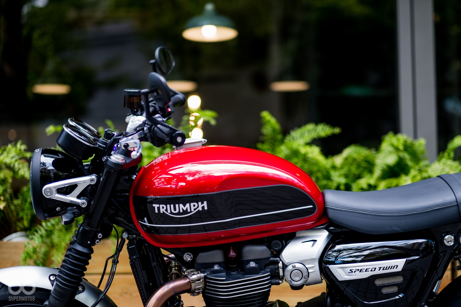 Speed Twin精緻、優美的油箱線條，搭配上美到令人起雞皮疙瘩的鋁質拉絲油箱蓋，你怎麼能不愛這車呢