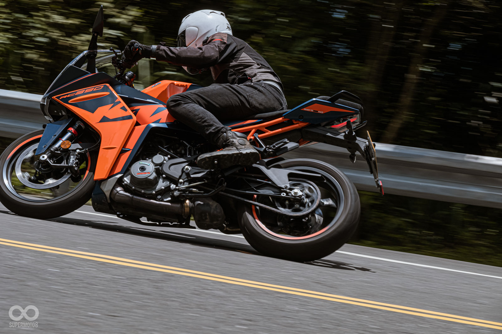 低趴的騎士三角設定,雖然在市區騎乘稍微累一點,不過回家看追焦照,絕對能在身心獲得滿足!