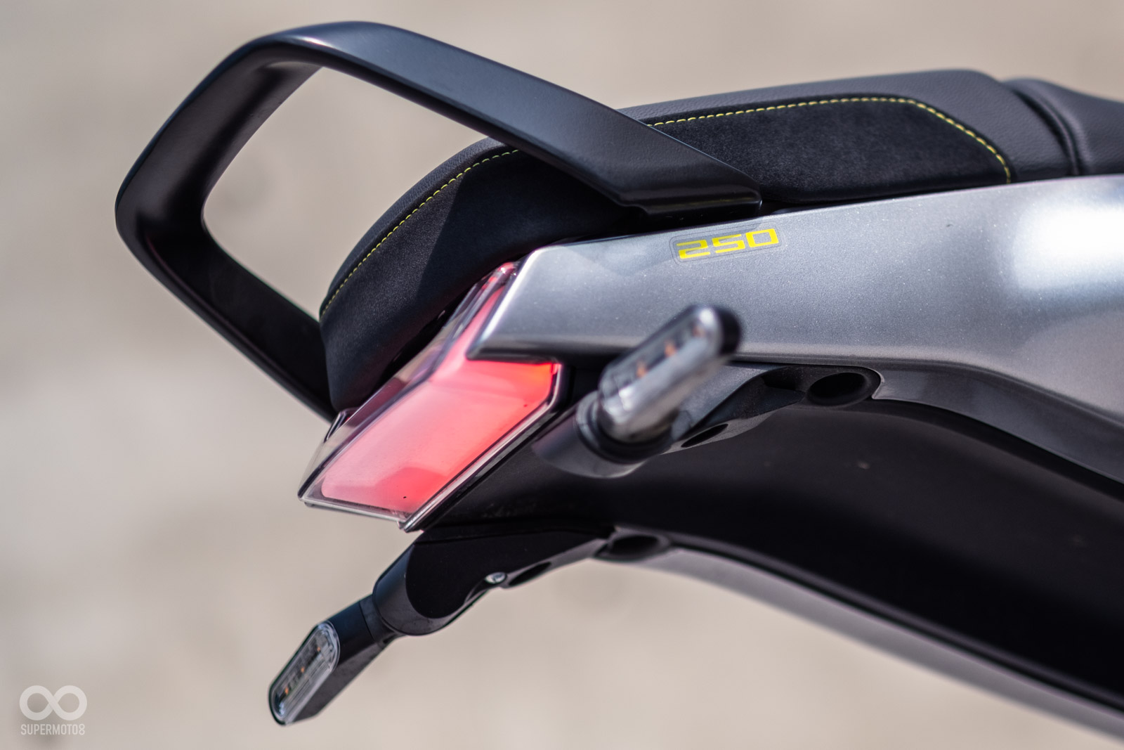 後扶手看起來頗有美式肌肉車浮誇的擾流板感受