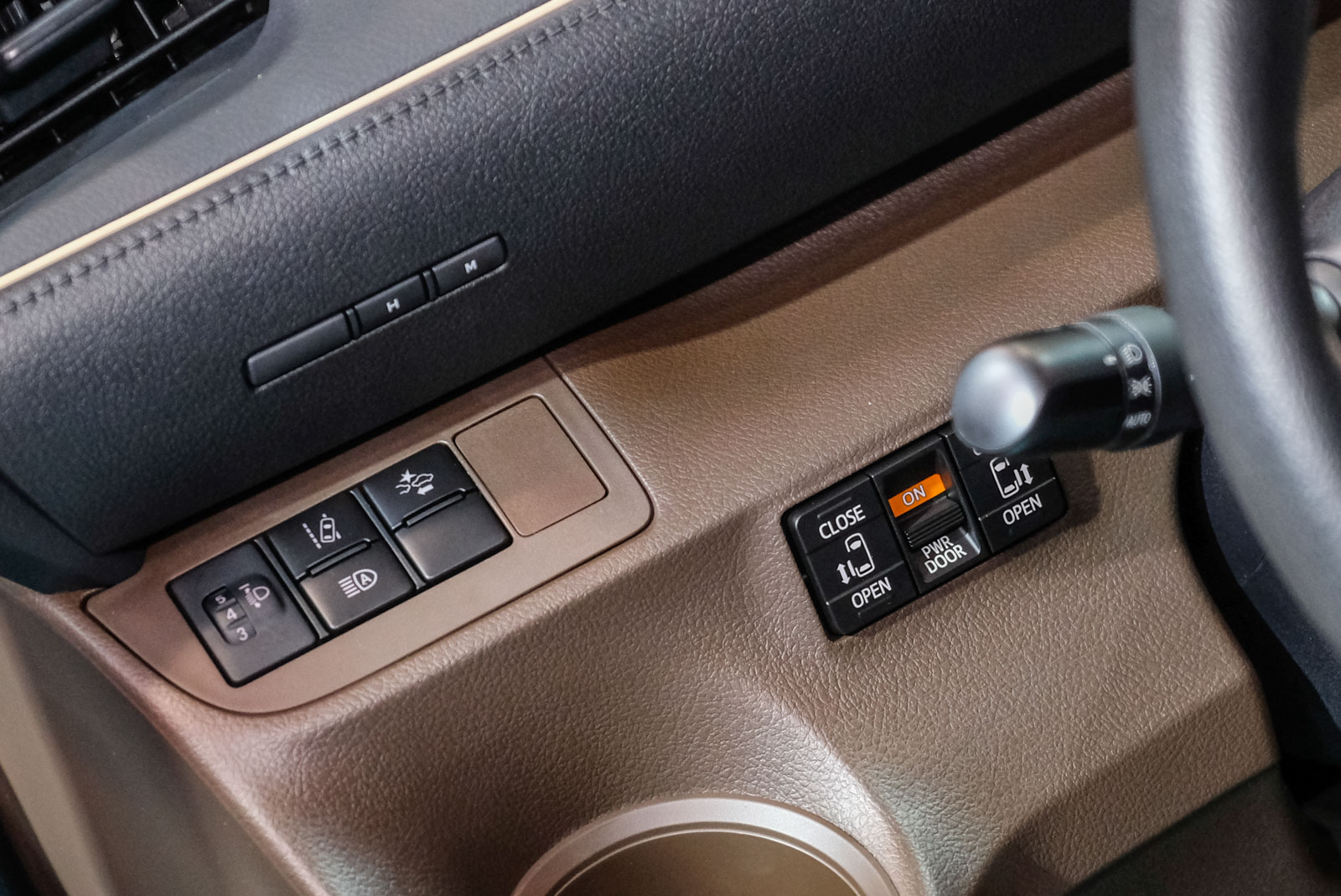 方向盤旁可以看到TSS系統控制開關