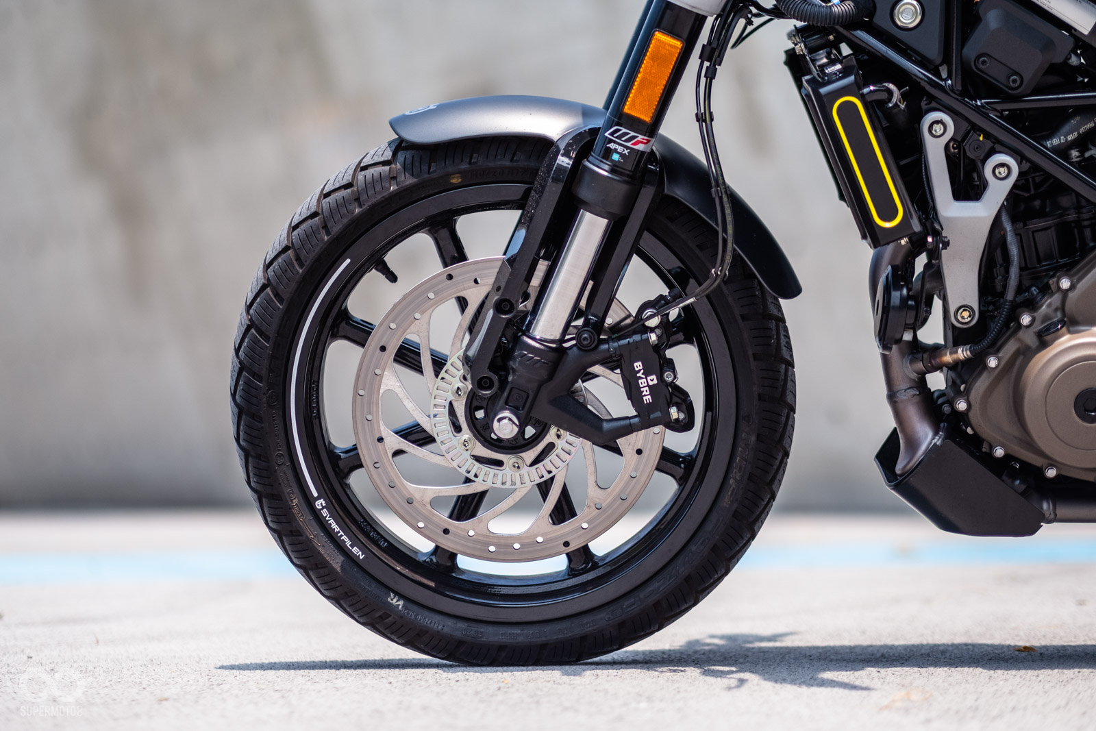 前輪使用Brembo Bybre對向四活塞卡鉗配300mm碟盤