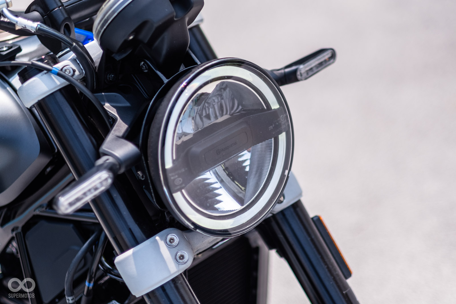 LED圓燈外框為定位燈,內部有橫條