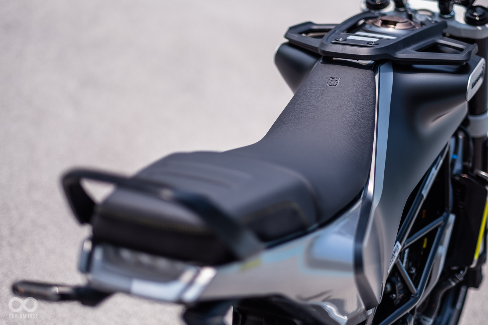 座墊延伸到油箱上,有感提升騎乘舒適性