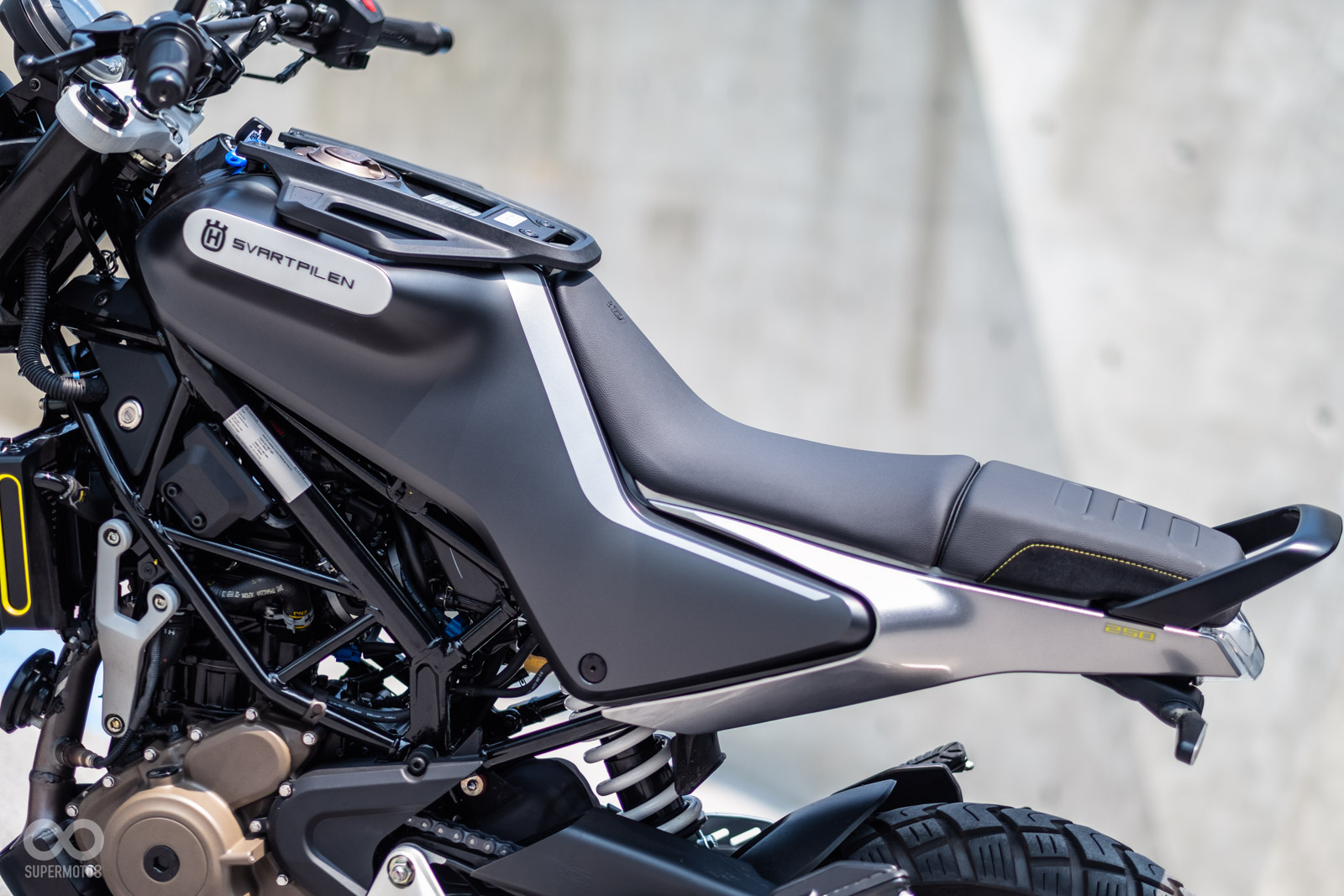 一體式無接縫的車身使用灰色、銀色做出層次感