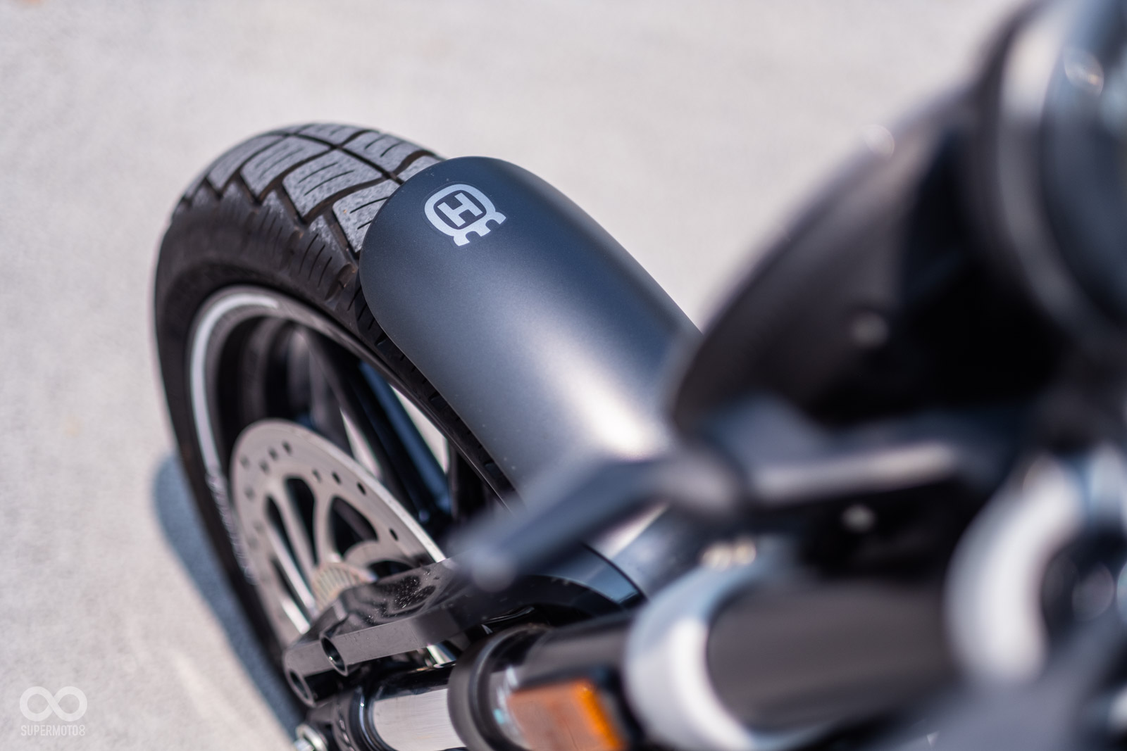 前土除上印有Husqvarna廠徽