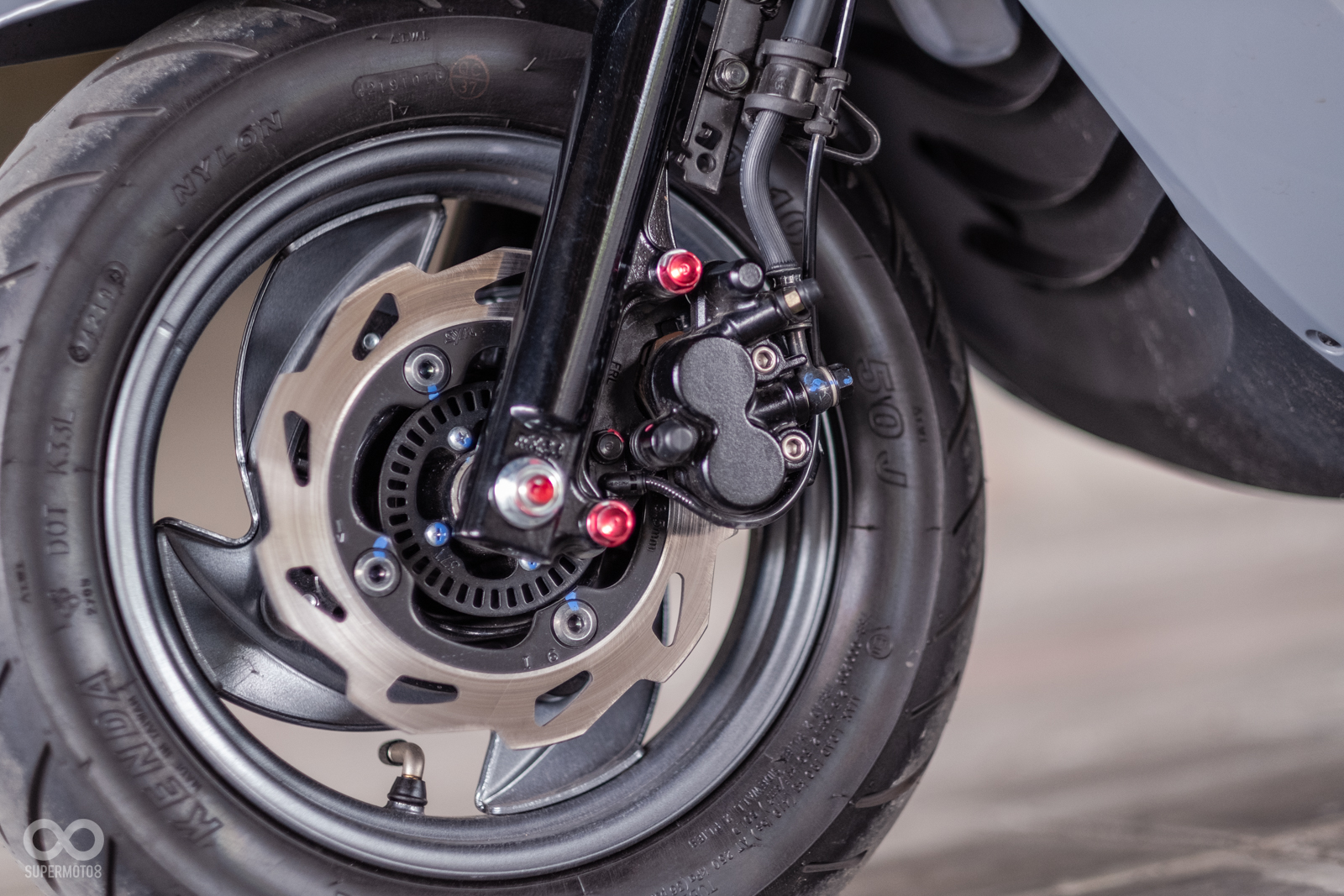 前煞車為單二卡鉗配180mm碟盤，並具有ABS防鎖死煞車系統