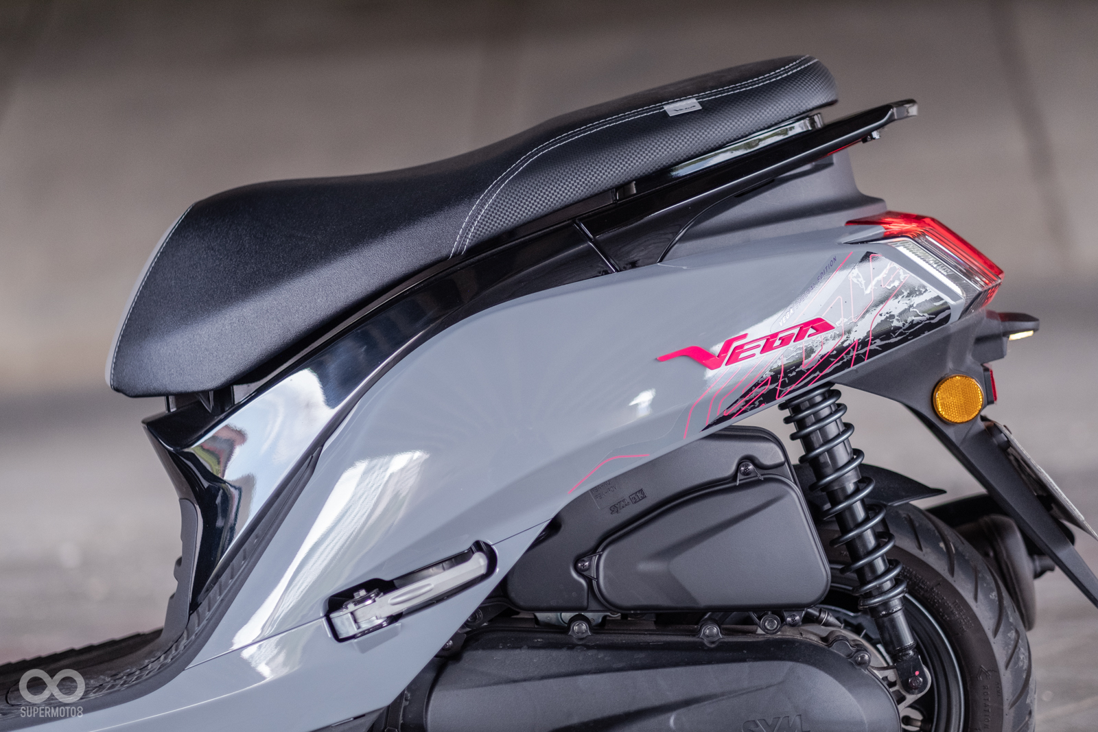 車身與坐墊之間還有一條黑色的腰身，讓整個車尾線條更有層次