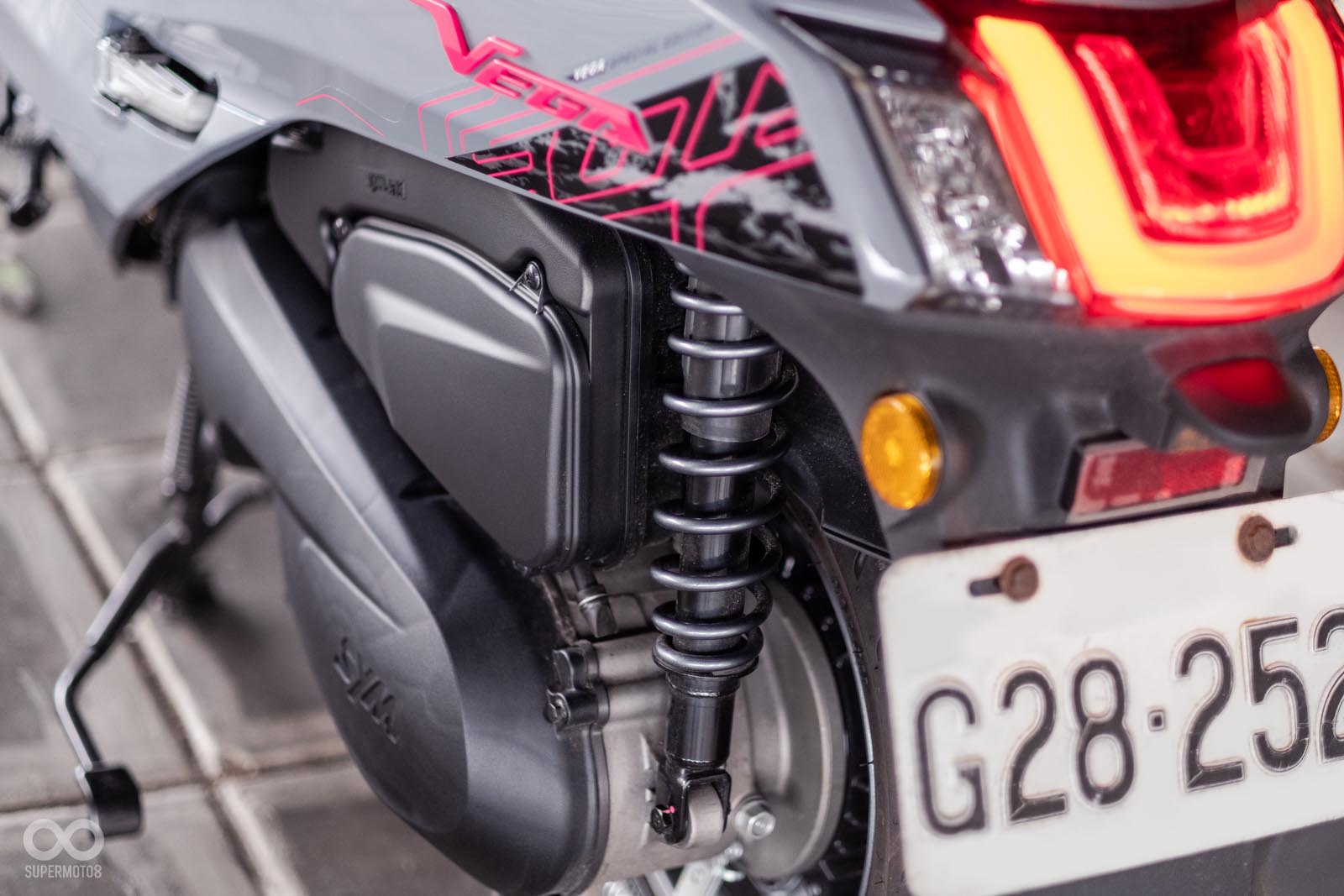 後懸吊為側置避震器