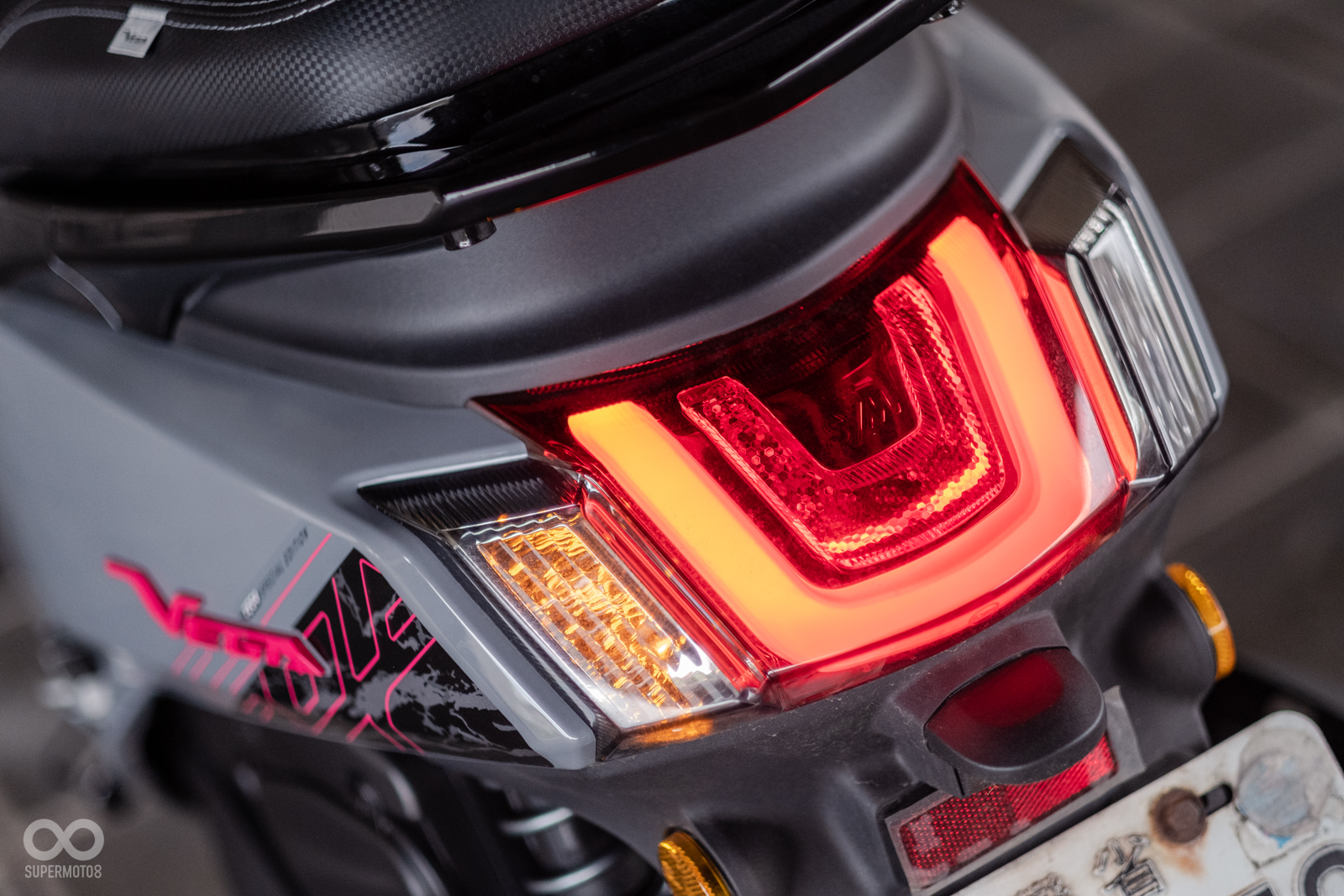 車尾使用U型的導光條配上煞車燈，左右兩側為方向燈