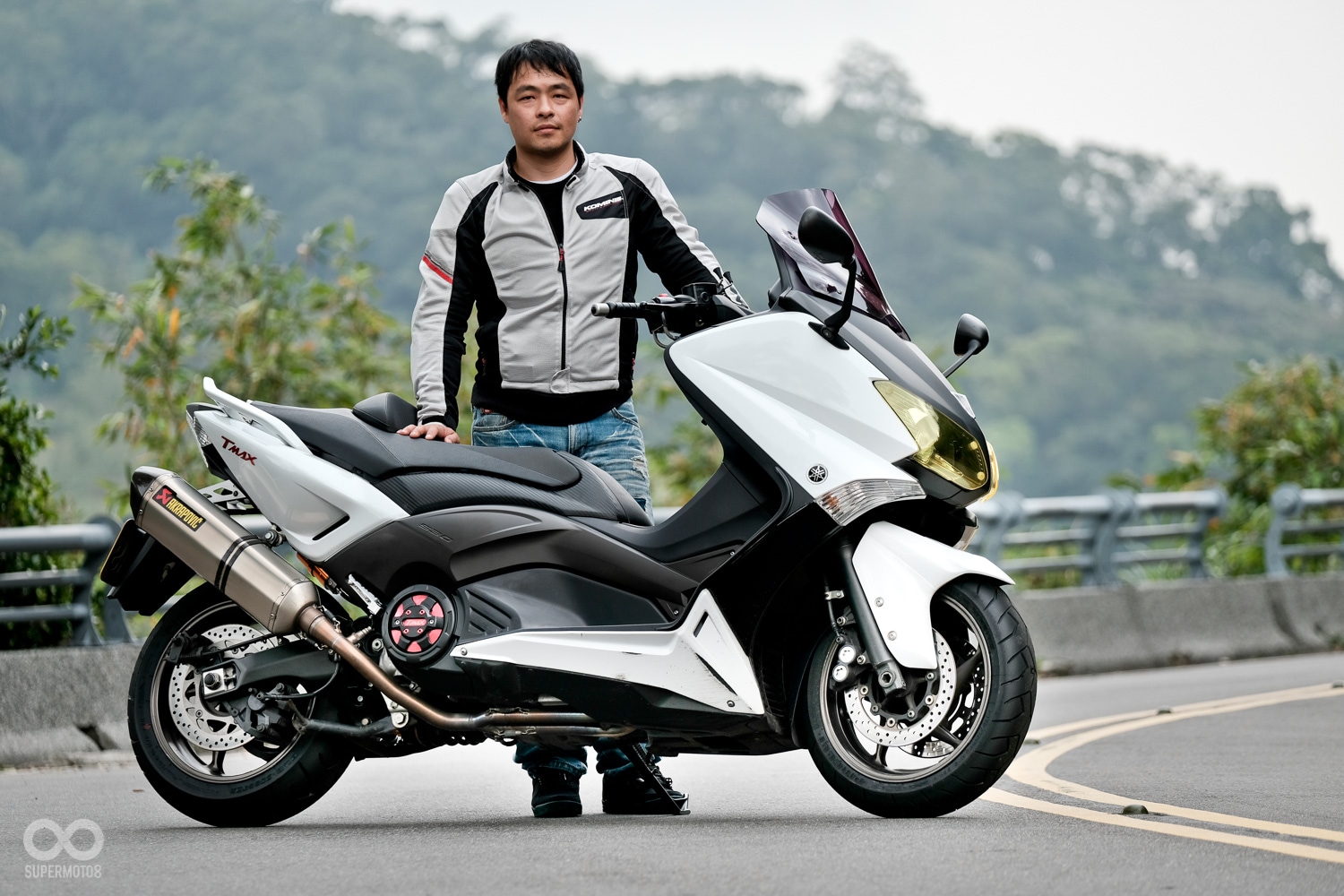 TMAX車友（阿貿）所騎乘的是2012年TMAX，透過他的騎乘經驗協助我們評測DIABLO SCOOTER SC