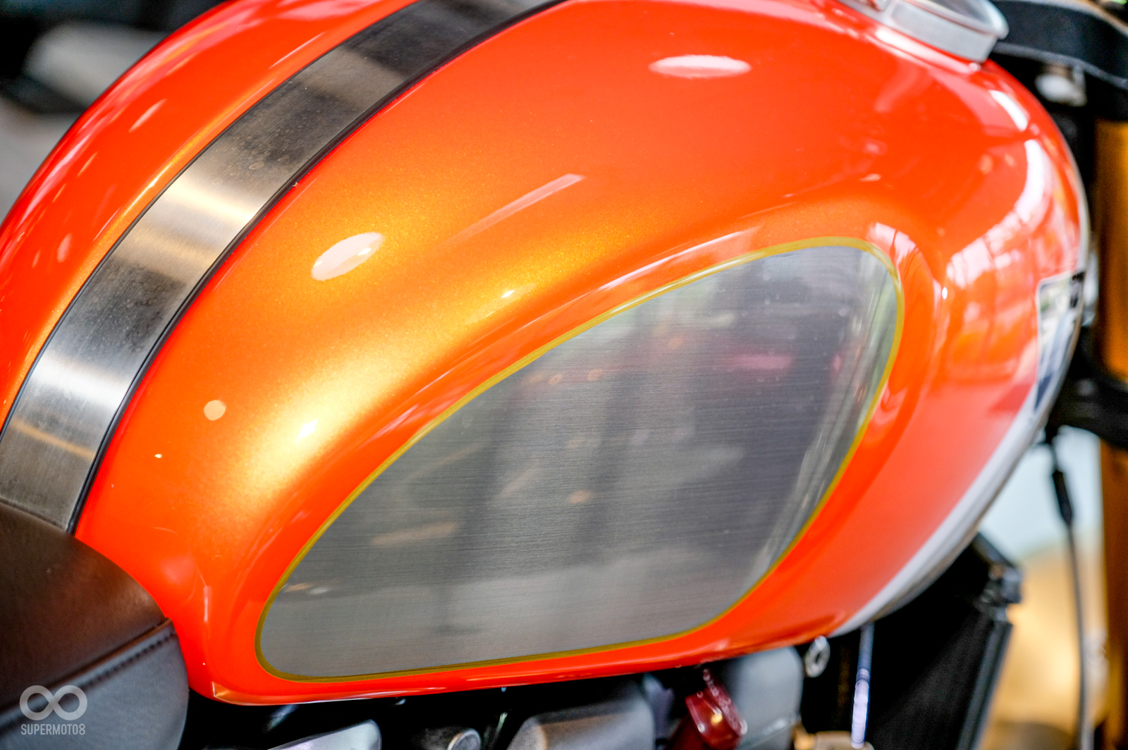 仿油箱貼的銀色烤漆,外圈為GOLD LINE手工拉線