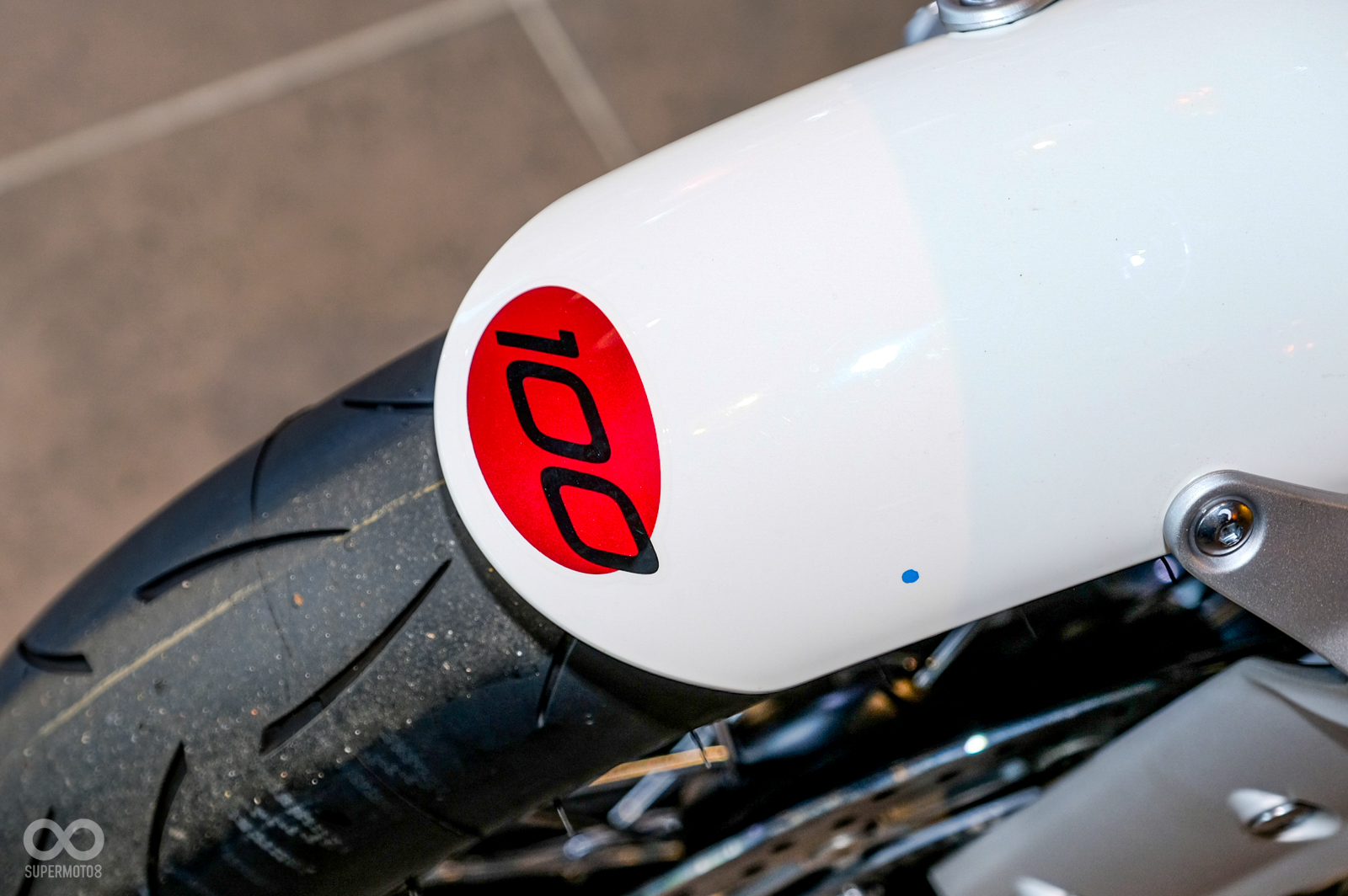 車身上有大量Cafe Racer賽車的經典元素