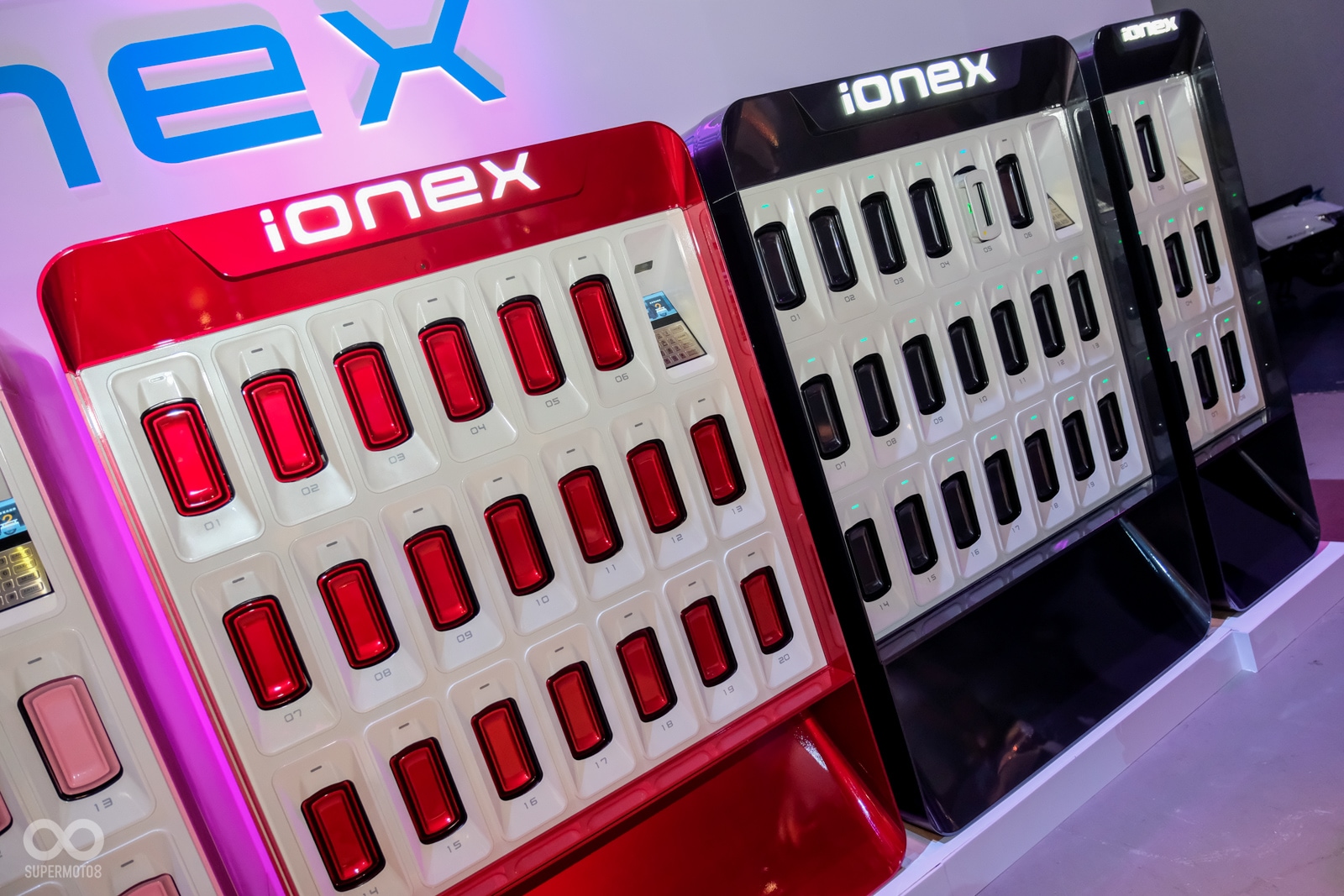 透過手機,即可完成租用、充電、領取電池等動作,先前設置在各的電池槽下方的開關也被取消,改由系統自動鎖定