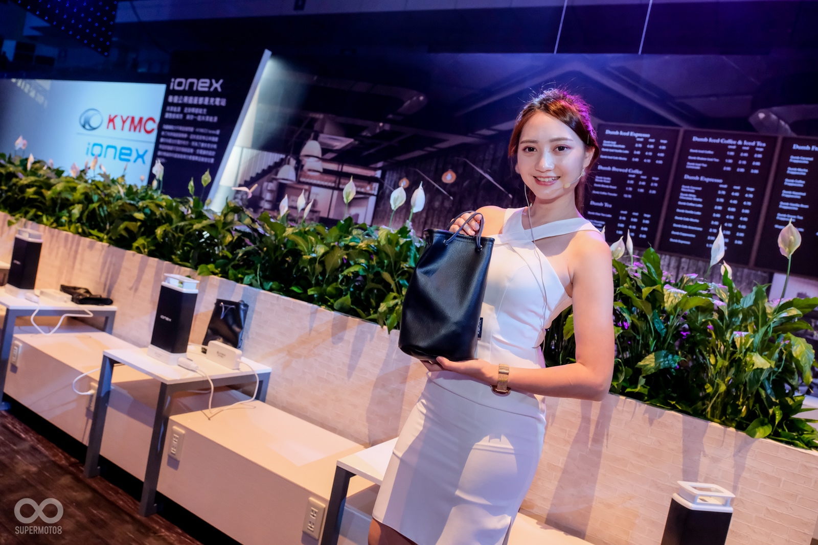 透過隨車附贈的充電器與攜行袋,車主可以至共享插座站點充電