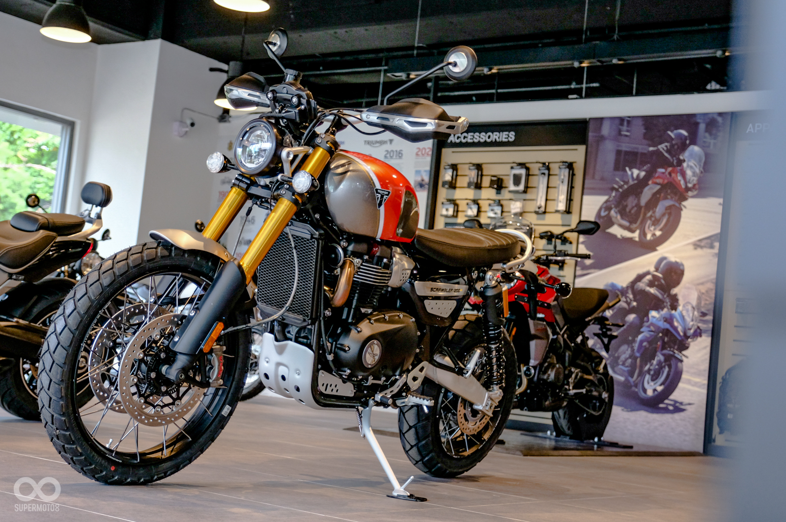 活潑好動的橘色配上SCRAMBLER 1200 XE一點也不違和