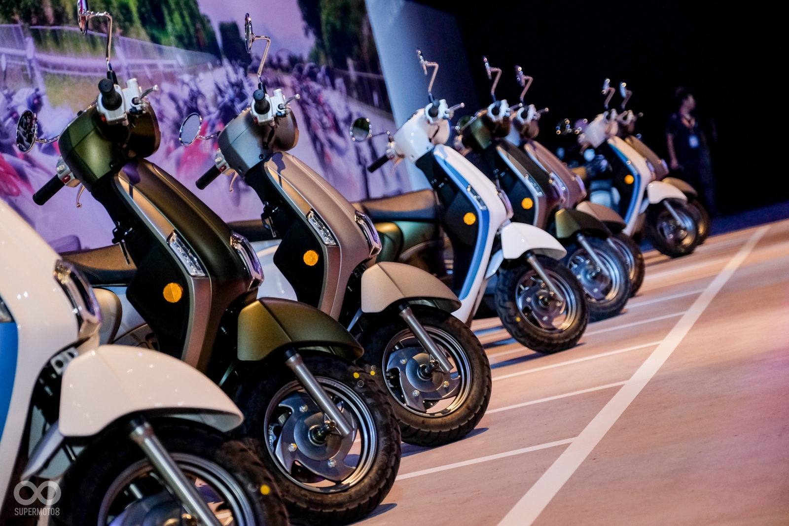 New Many 110EV現場也展示消光綠、消光灰與珍珠白配金屬藍三種車色