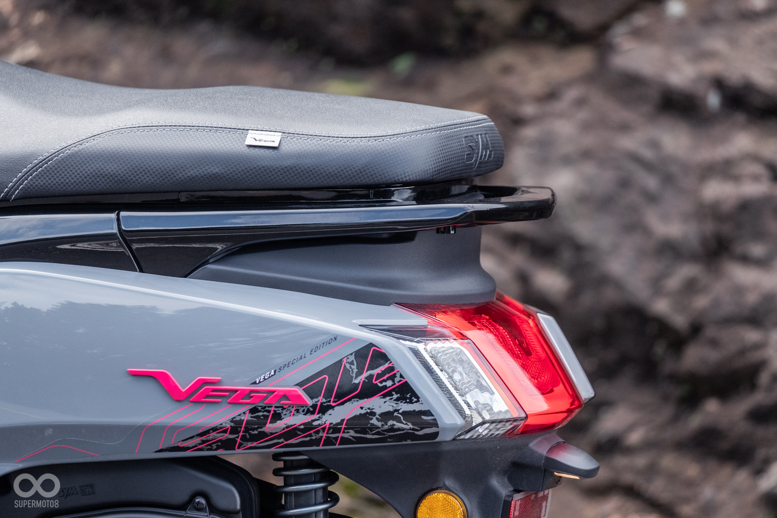 車尾也有相似的大理石紋彩貼；後扶手搭配整體外型潮流風格，採用隱藏式的設計