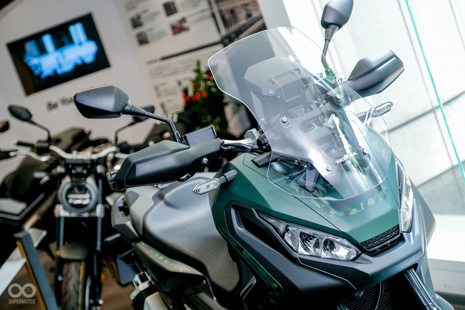 2019 Honda X-ADV全新導入的軍綠配色,在車頭與車輛中段擁有迷彩線條點綴