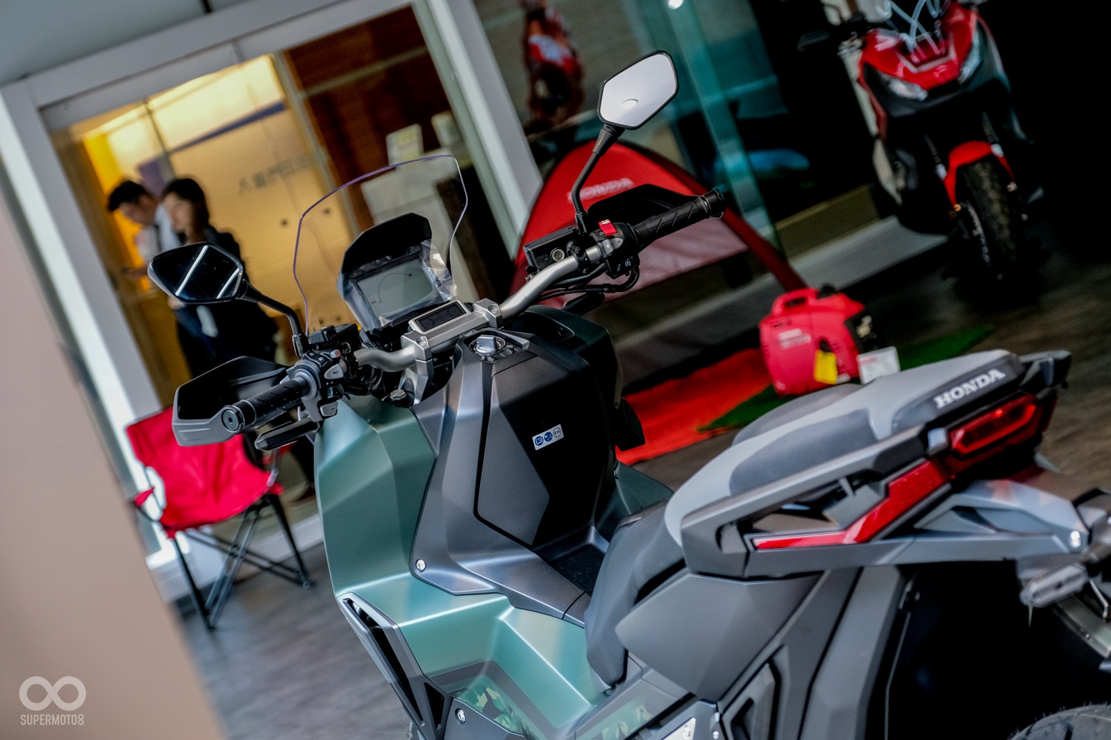 後座下緣的車殼則以消光黑呈現