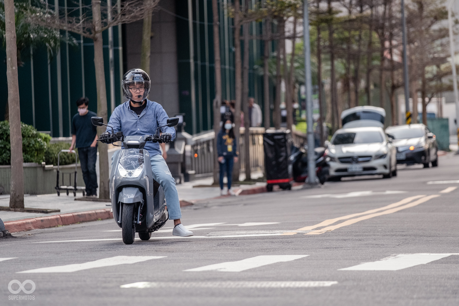 換上七期環保引擎，VEGA 125在紅綠燈之家的短距離加速，依舊相當有力