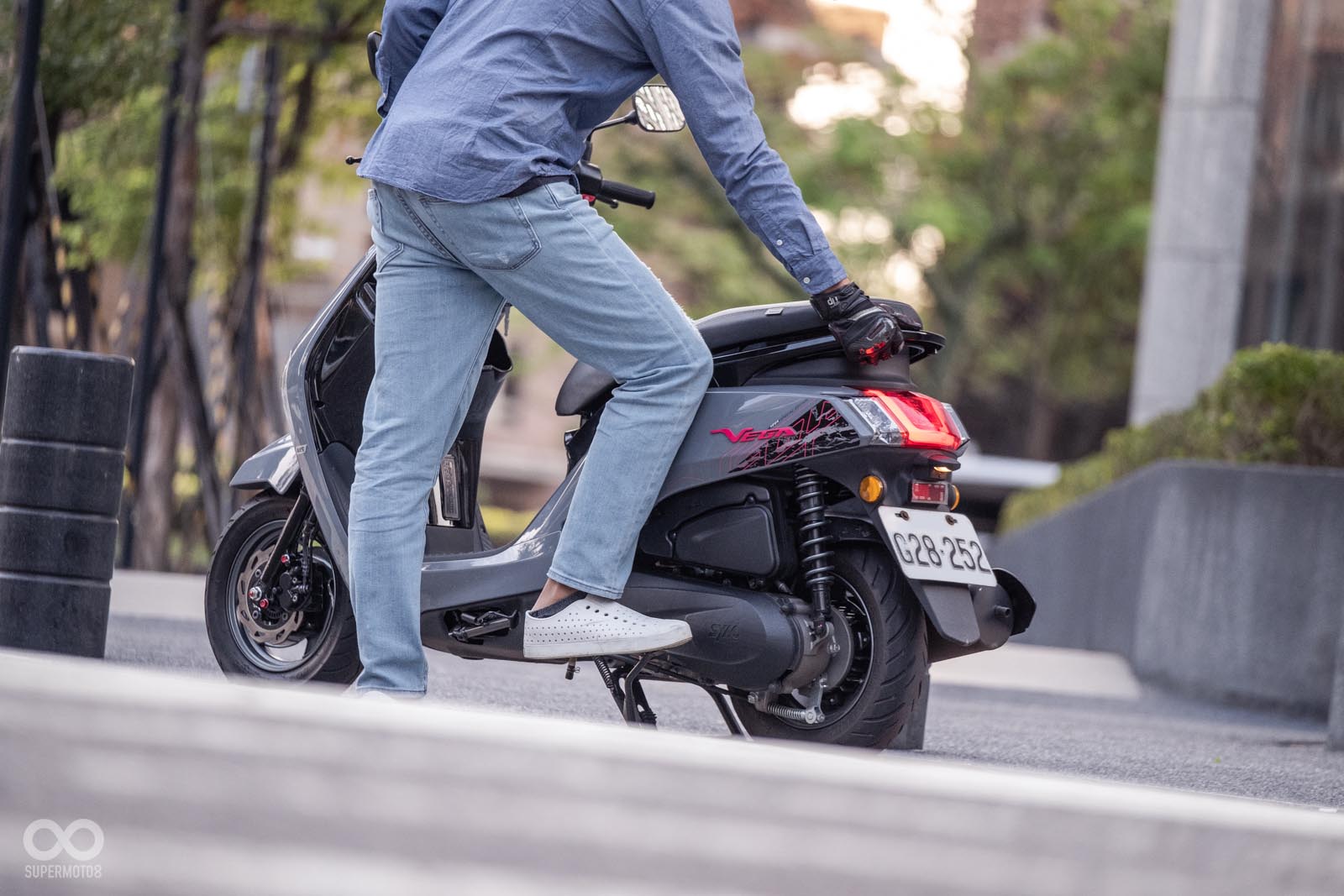 省力中柱也逐漸成為新車款的標準配備，VEGA 125羽量級的車重配上省力中柱，讓停車變得更為輕鬆