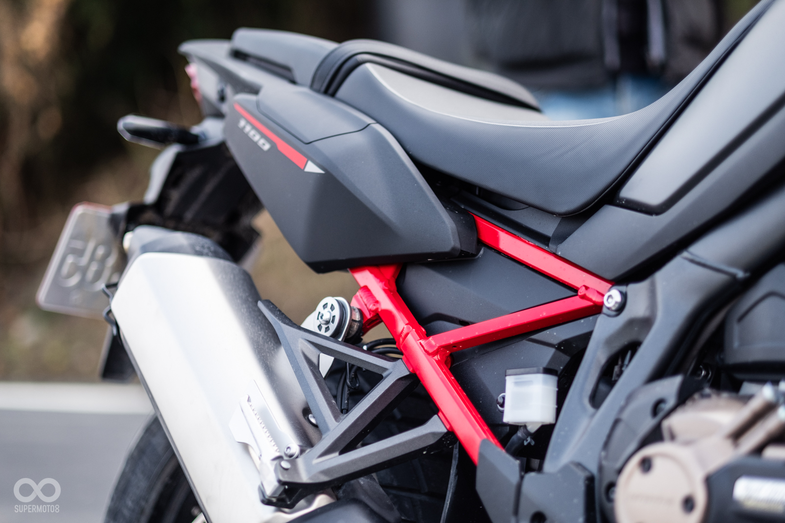 CRF1100L,副車架更窄更好踏地,分離式設計也降低維修難度