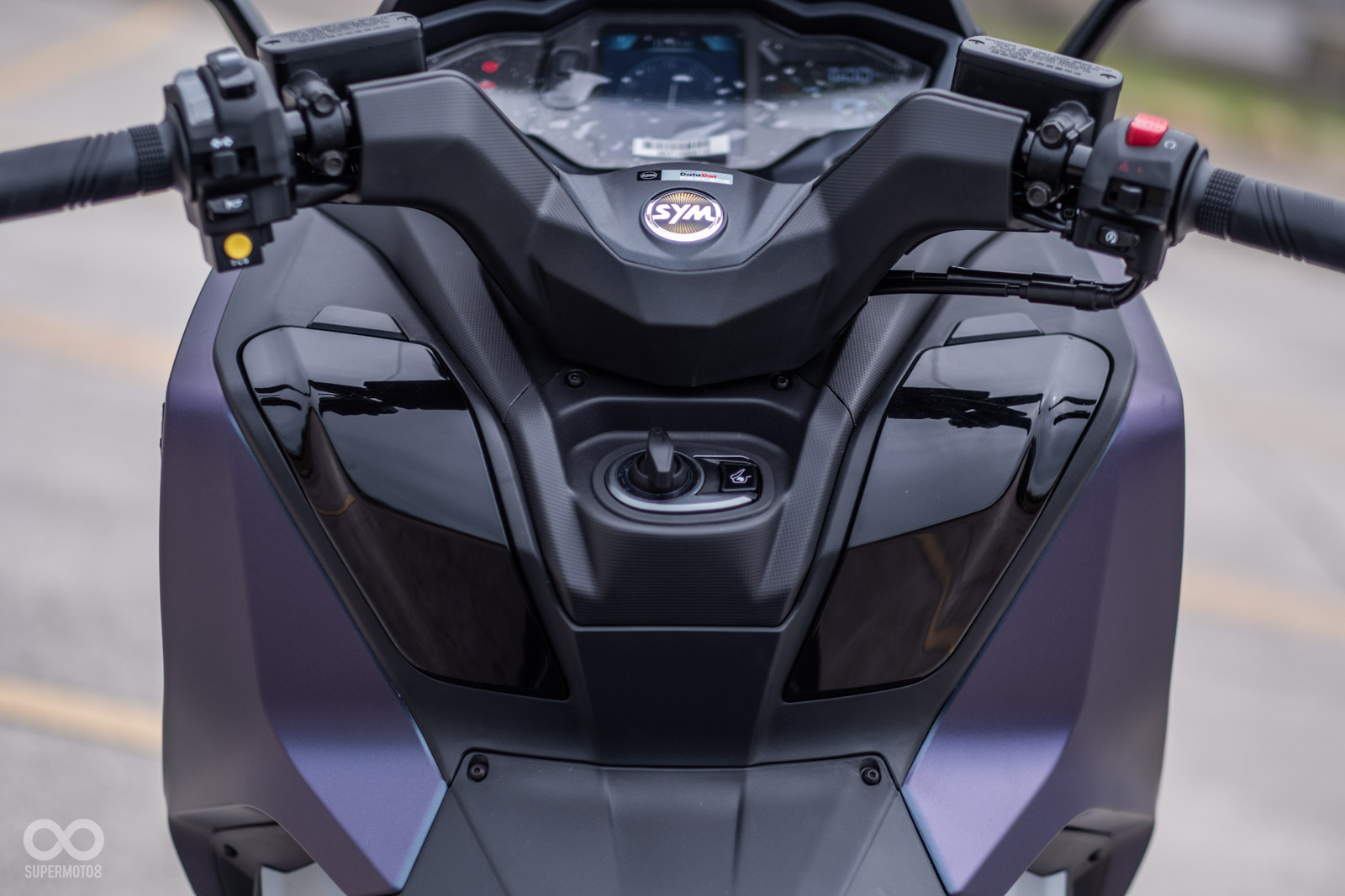 座艙內質感相當不錯，但手套箱無法上鎖稍微可惜