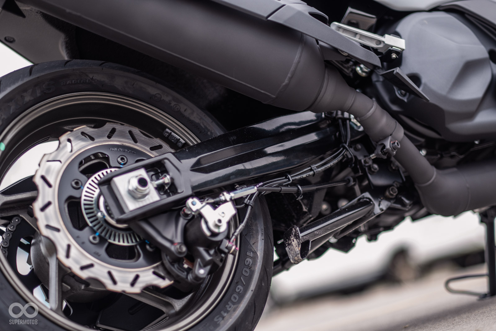 後煞車為單活塞卡鉗配275mm碟盤