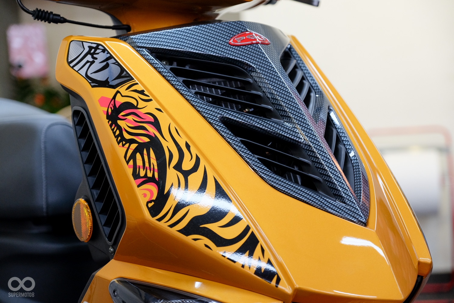 車身使用仿碳纖和經典黑色虎斑線條點綴