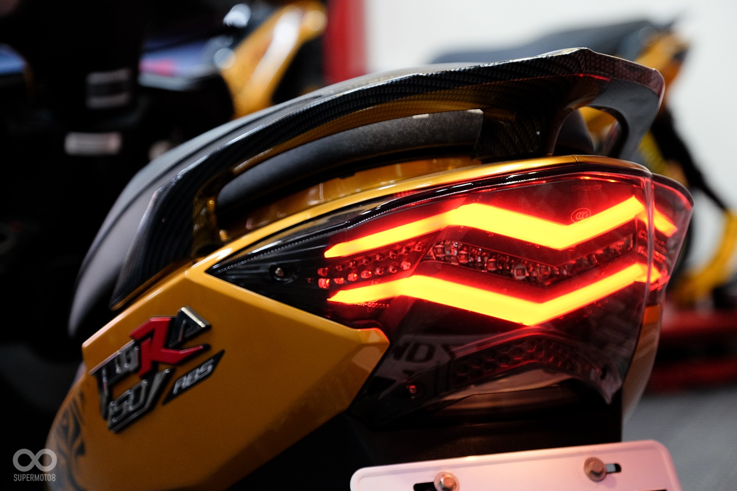 尾燈為類超跑LED燈組