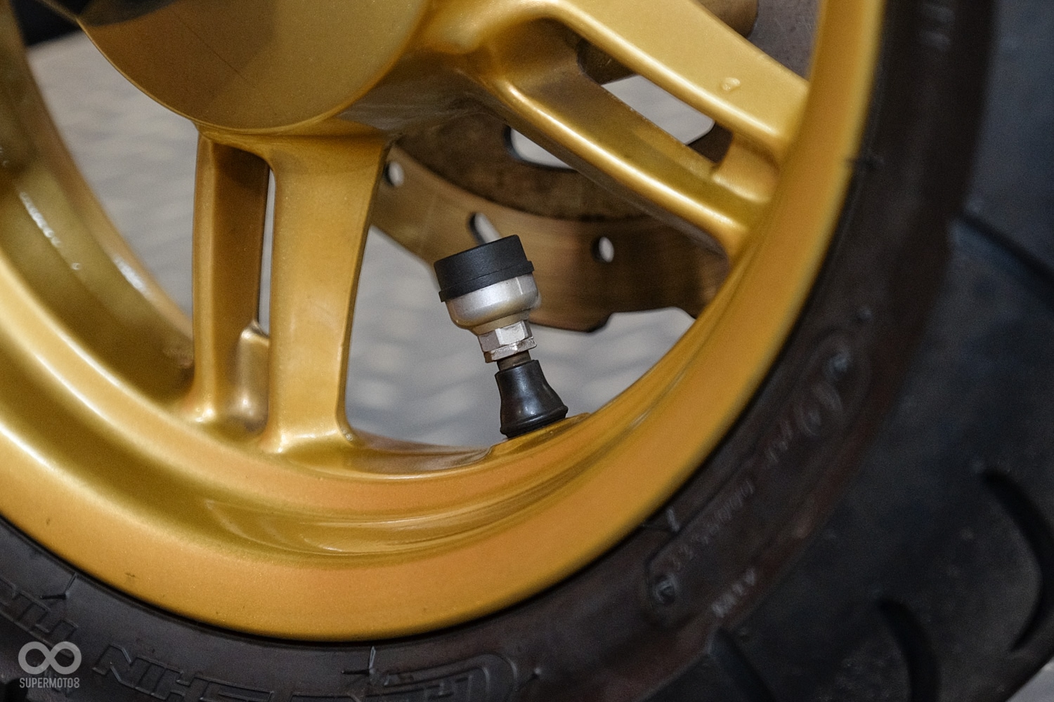 Bosch胎外式胎壓偵測器