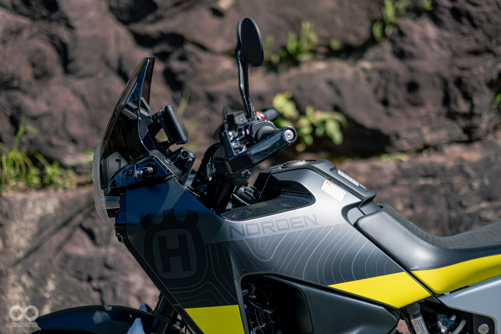 地圖等高線融入車身塗裝,非常有冒險感