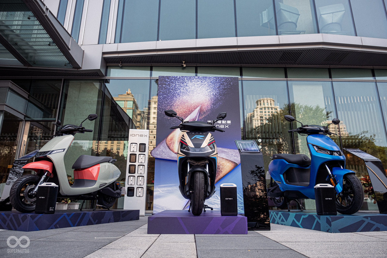 全新推出的REX暴龍車系（圖右），主打更純粹的樂趣