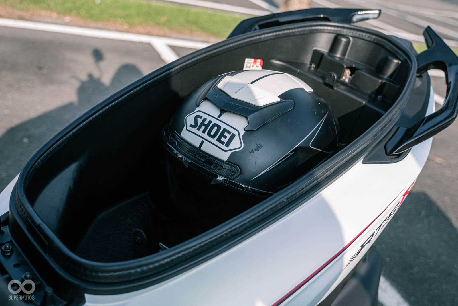 車廂放入3/4安全帽相當輕鬆,前端還有不少置物空間