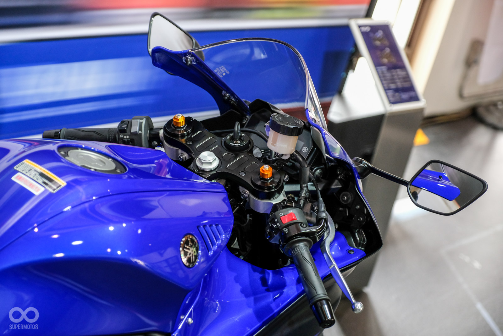 握把為鎖在三角台之下的分離把;儀表使用大面積液晶儀表