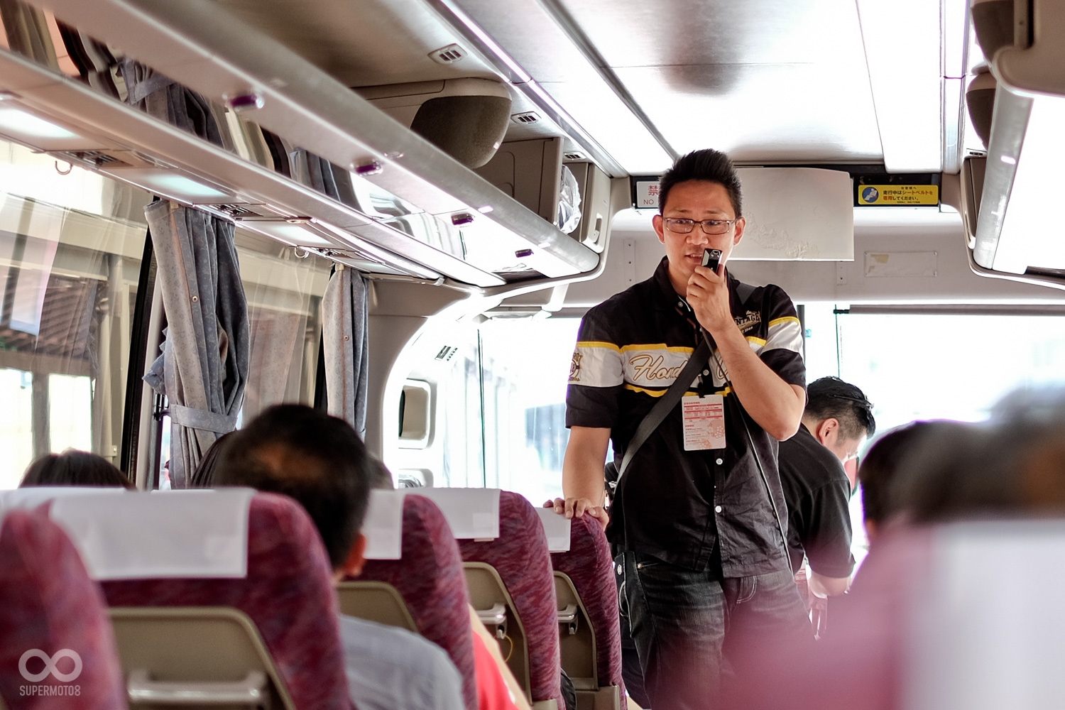 一下飛機,隨行的HONDA Taiwan 徐偉國主任宣布先帶大家前往知名部品店採購,荷包準備好了嗎?