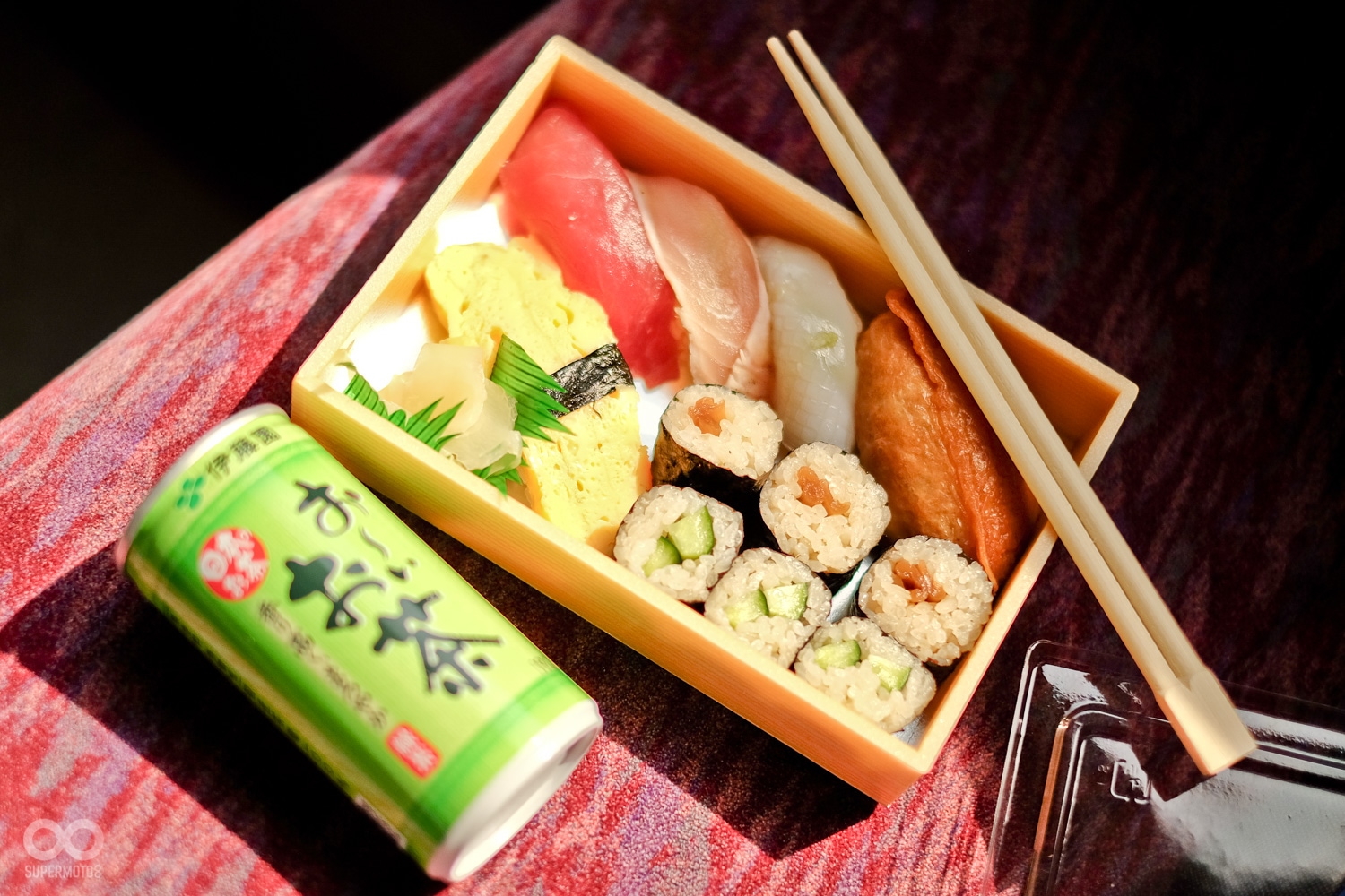 車上所發放的日本壽司便當,雖不起眼但味道可不差喔