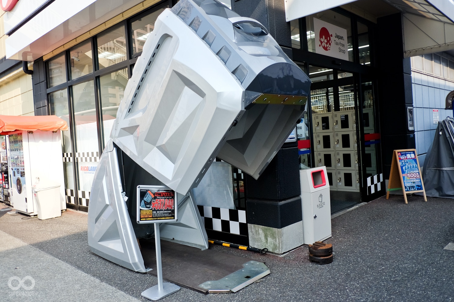 入口處外面的這個奇怪東西是迷你車庫,作為收納愛車用,免去日曬雨淋,取車時就像這樣打開