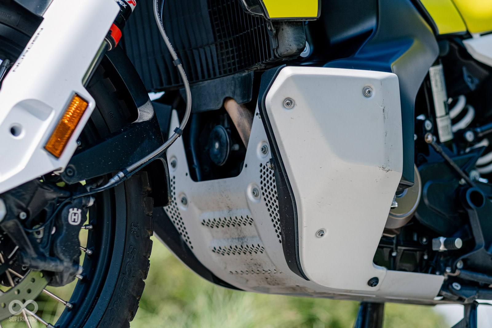 原廠配備有金屬製的引擎下護板