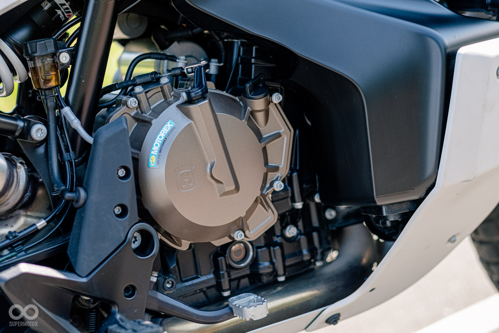 889c.c.並列雙缸引擎,有105匹最大馬力和100Nm最大扭力