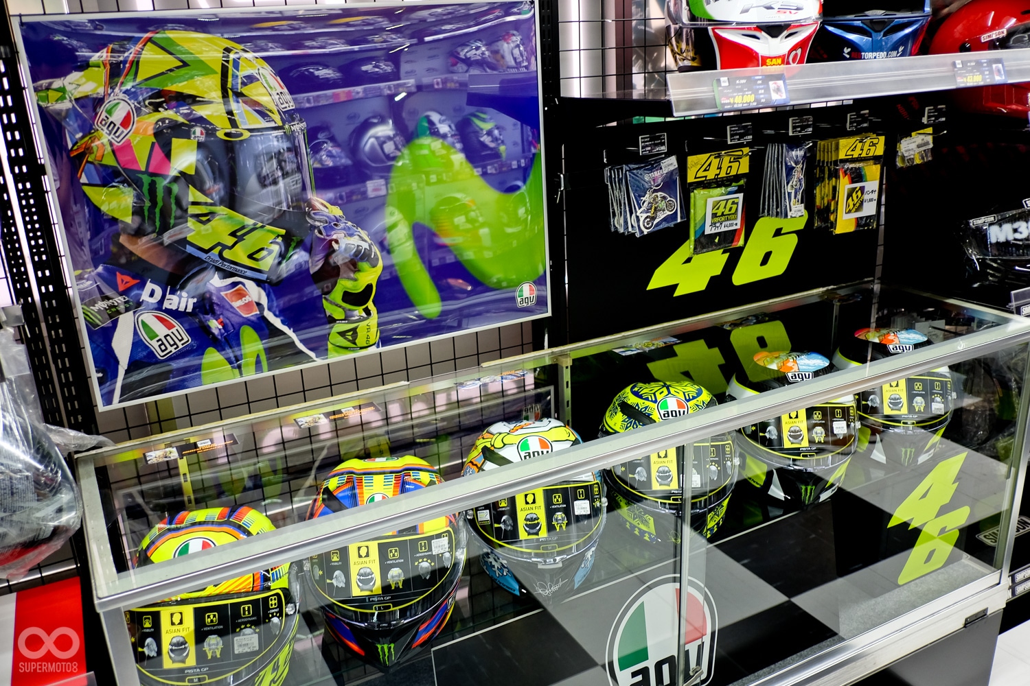 AGV 的頂級Rossi 選手彩繪帽,因價位過高不提供自由試戴,但仍可請店員協助