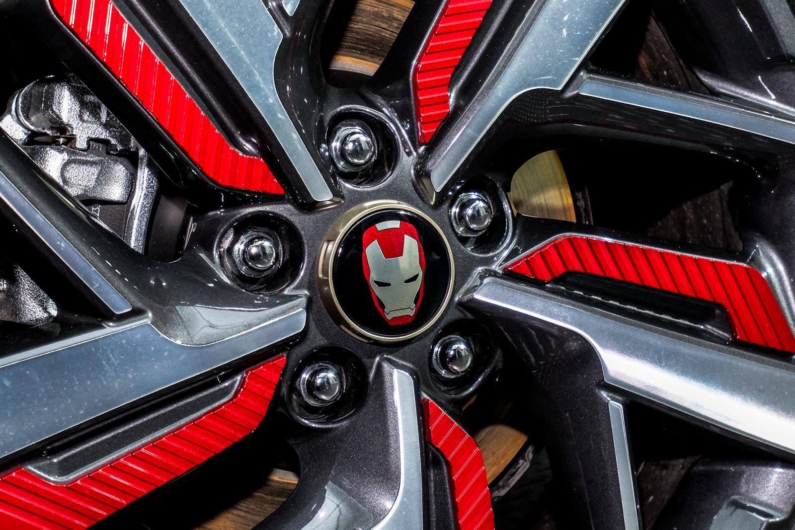 輪圈上也印有鋼鐵人面罩的裝飾