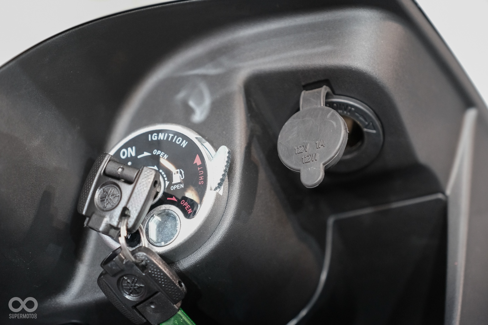 鑰匙孔旁附有12V的電源供應